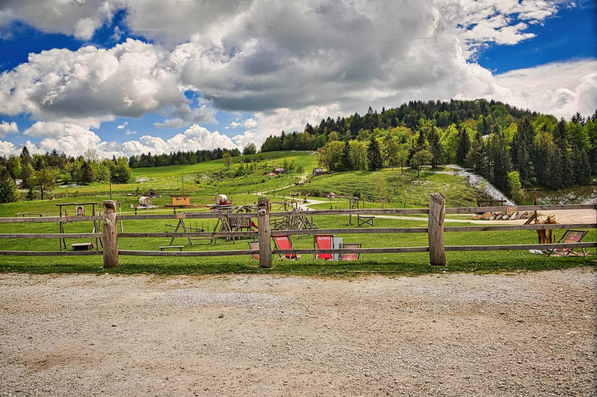 ホテル Cowboy'S Land Visnja Gora エクステリア 写真